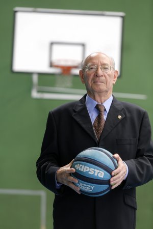 Pachi Cuesta presenta su libro, Jesuita y entrenador de baloncesto