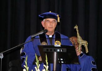 Kike Figaredo (p.1976) recibió el Doctorado honoris causa por la Saint Louis University
